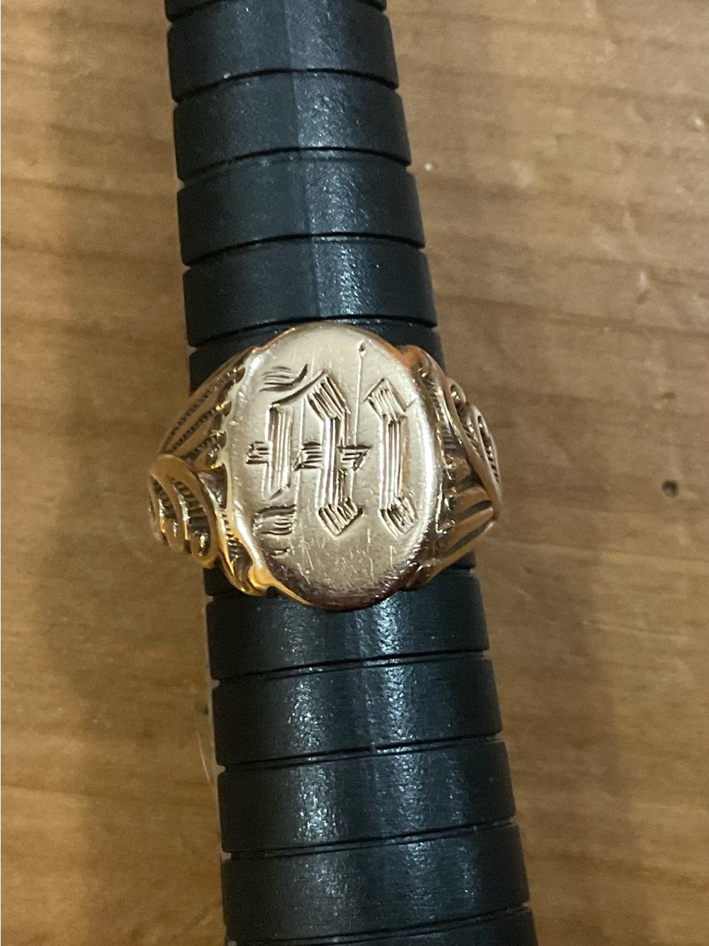 Vintage solid 10k Gold Monogram Signet Ring - Engraved scroll work Detail ring.